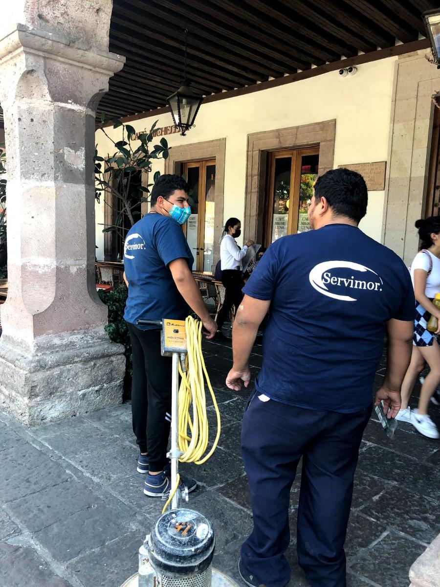 Equipo SERVIMOR con máquina para pisos en patio colonial